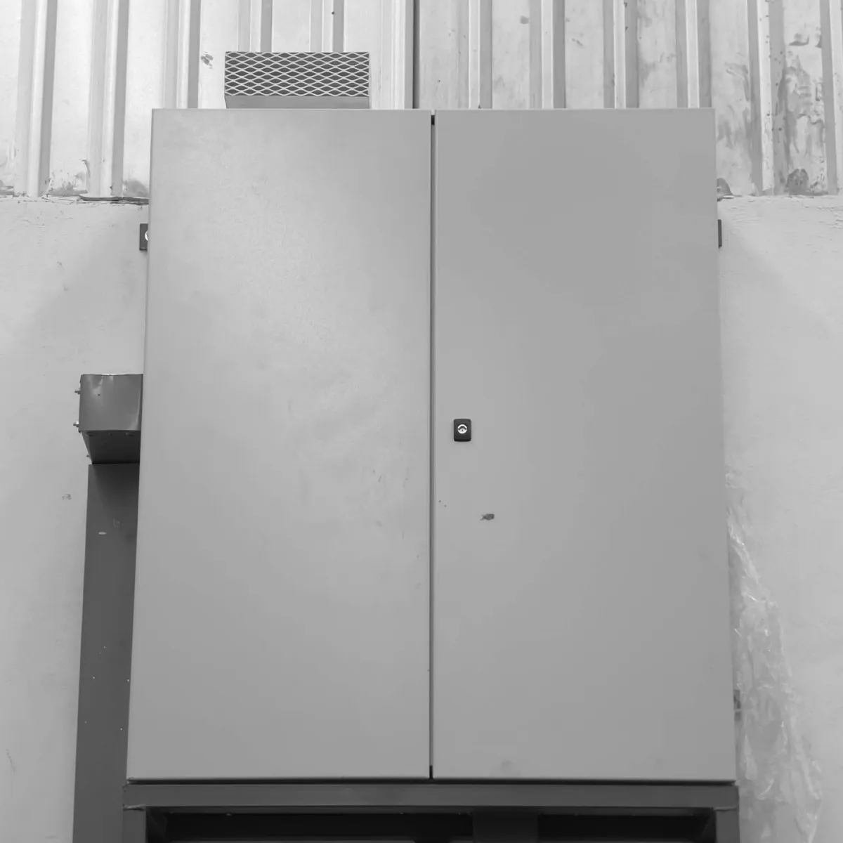 Closed rectifier cabinet, with its top ventilation