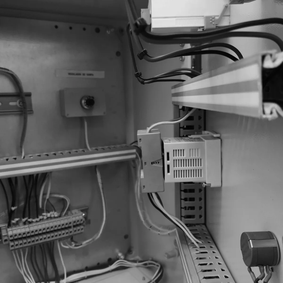 Terminal blocks and interior trunking of a control cabinet, already wired