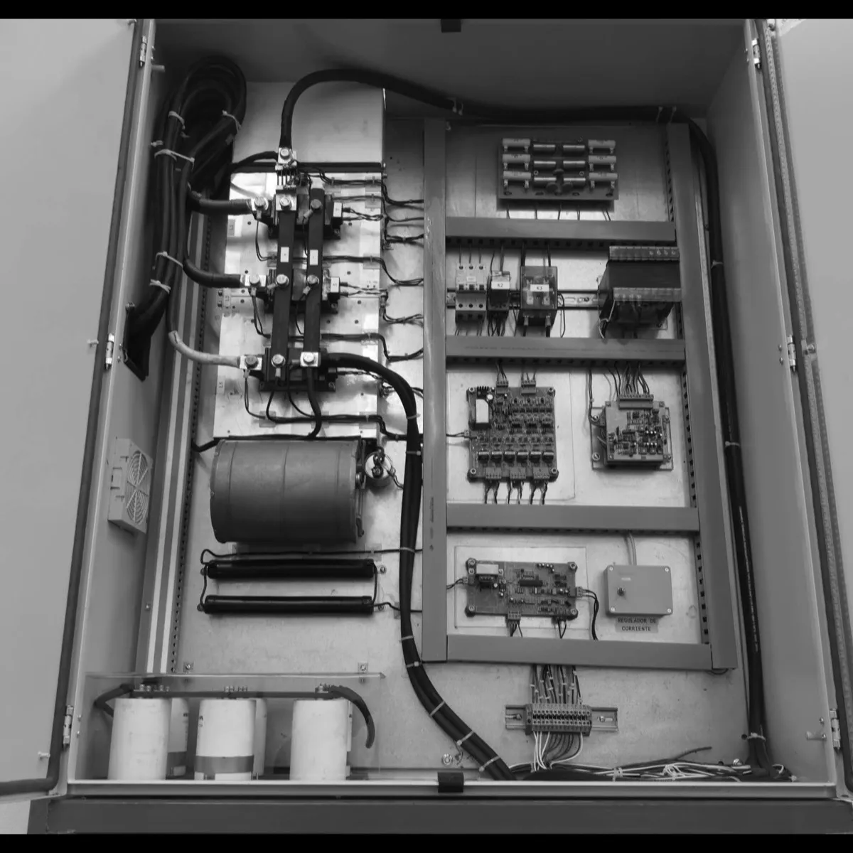 Full interior of a rectifier: power, control and protection in a single cabinet